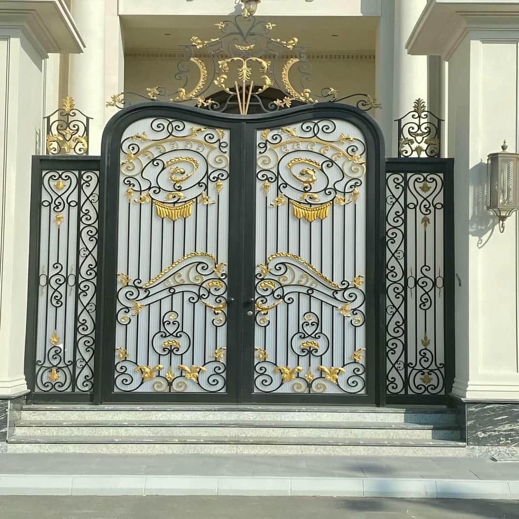 خرید درب حیاط فرفورژه نمای رومی با ساختار مقاوم