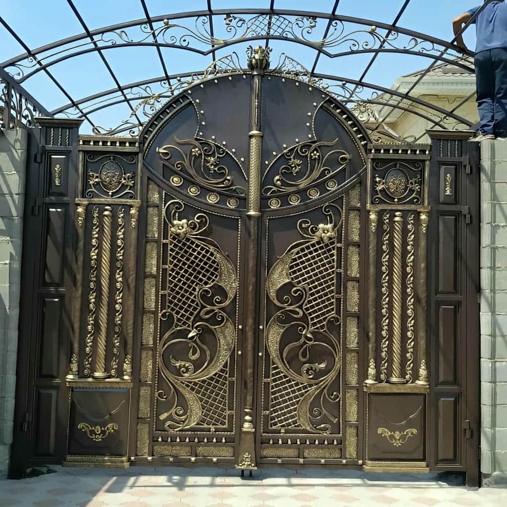درب حیاط کتیبه دار با قاب بالایی تقویت شده