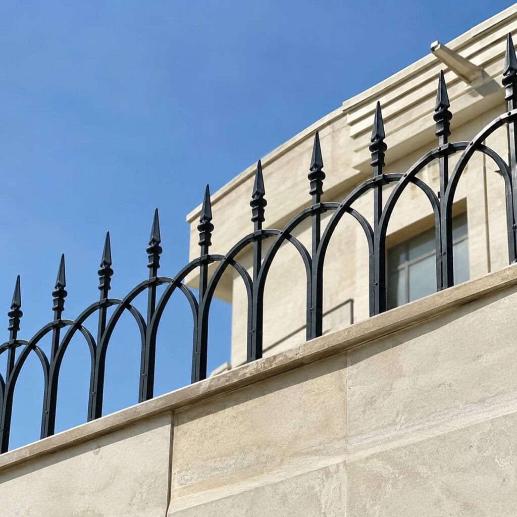 اجرای حفاظ دیوار کوتاه با پوشش کامل تاج