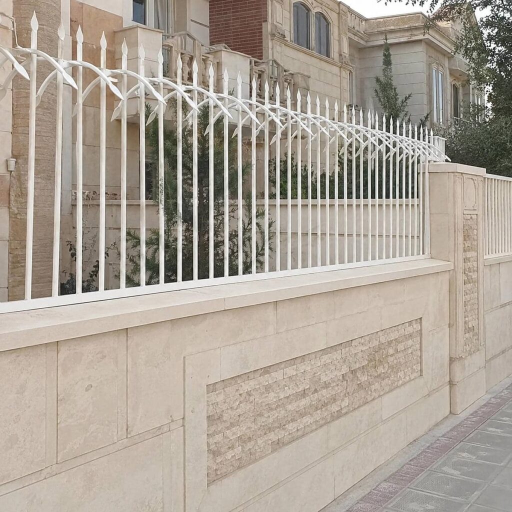 حفاظ دیوار ویلایی مدرن طرح نیزه با خطوط منظم