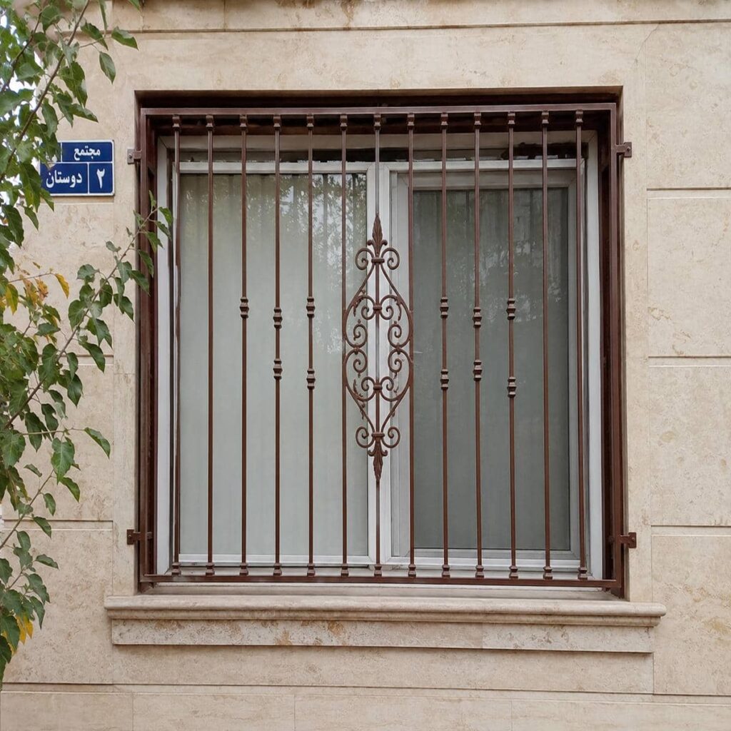 نصب حفاظ پنجره طبقه اول روی شاسی مقاوم