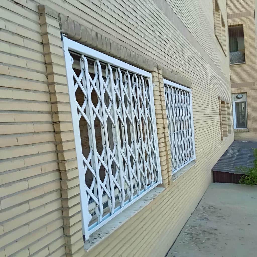 اجرای حفاظ پنجره ریلی بازشو روی شاسی مقاوم