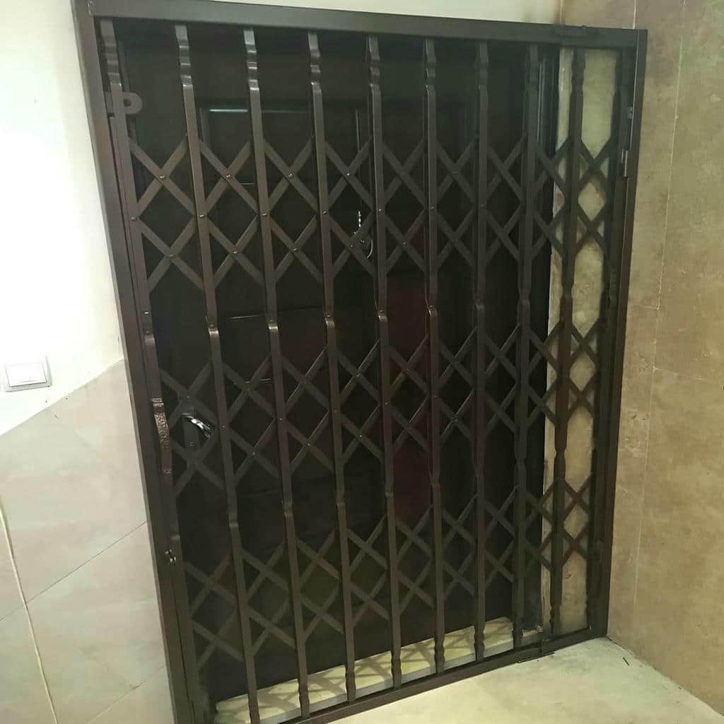 درب آکاردئونی ویلا با طراحی مقاوم برای ورودی باغ