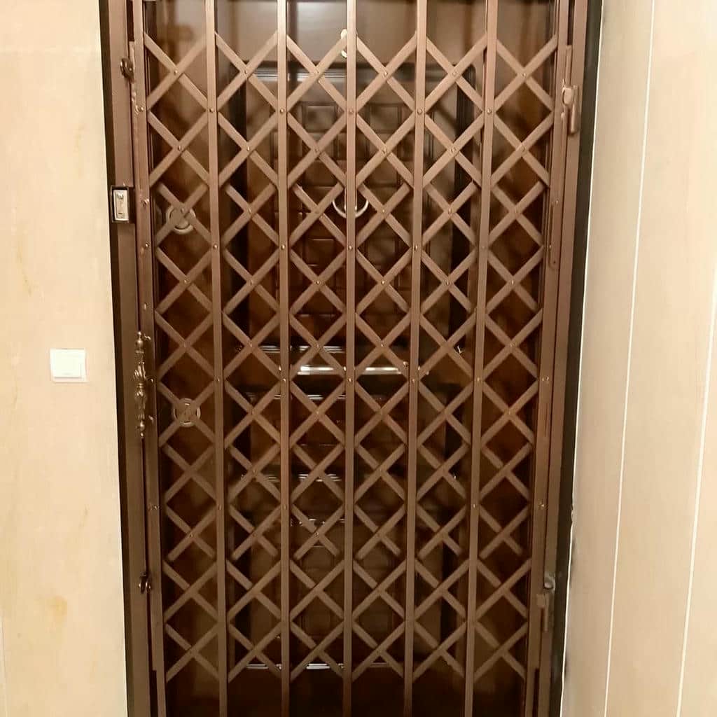 درب آکاردئونی ویلا با پوشش رنگی هماهنگ با نما