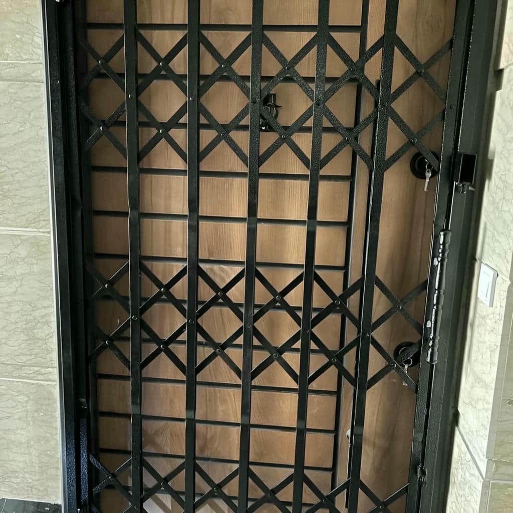 محافظ ورودی ساختمان مدرن