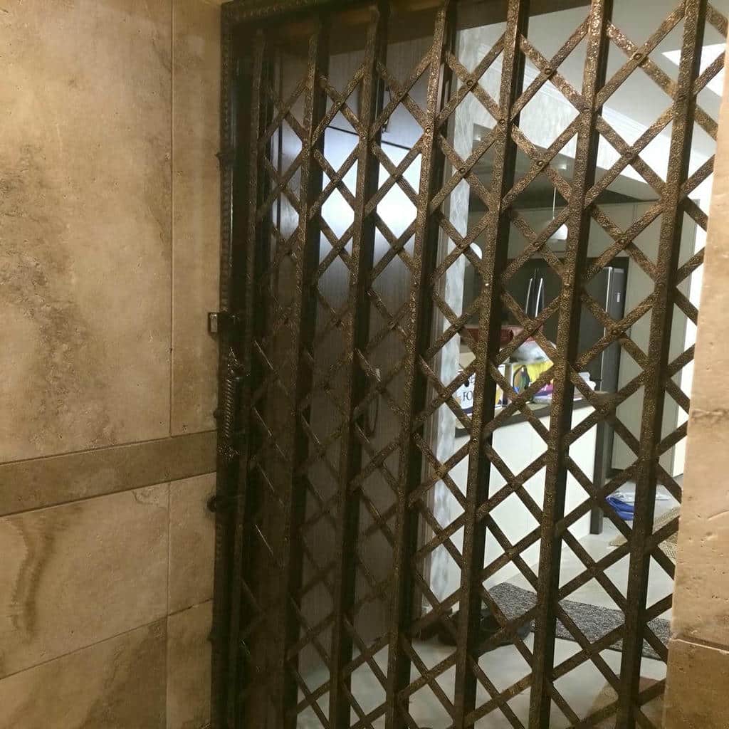 نرده آکاردئونی پروژه نوساز با ساختار فلزی مقاوم