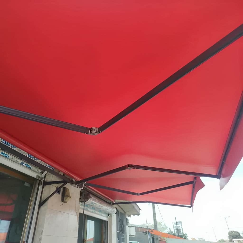سایبان حیاط بازویی در فضای بیرونی