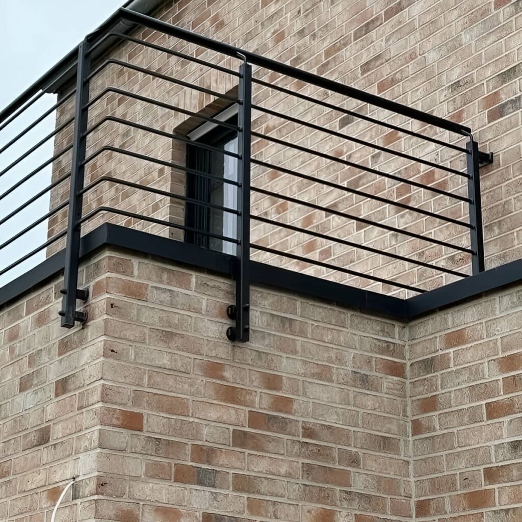 نرده بالکن فلزی با طراحی هماهنگ نمای ساختمان