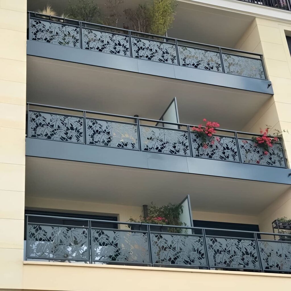 نرده بالکن در نمونه اجرای ساختمان مسکونی نرده بالکن در نمونه اجرای ساختمان مسکونی