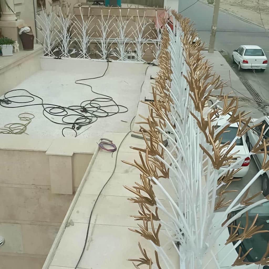 حفاظ لیلیوم روی دیوار ساختمان