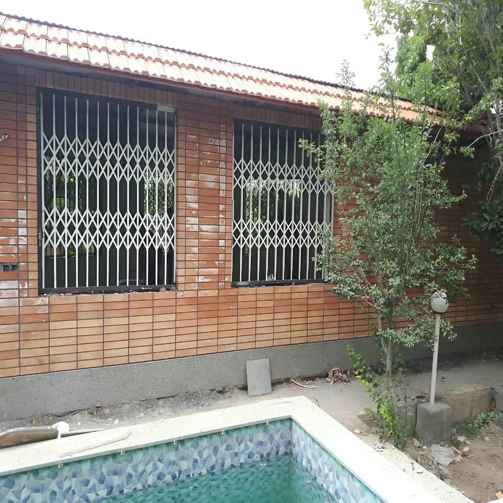 نرده فرفورژه پنجره با طراحی مرتب نرده فرفورژه پنجره با طراحی مرتب