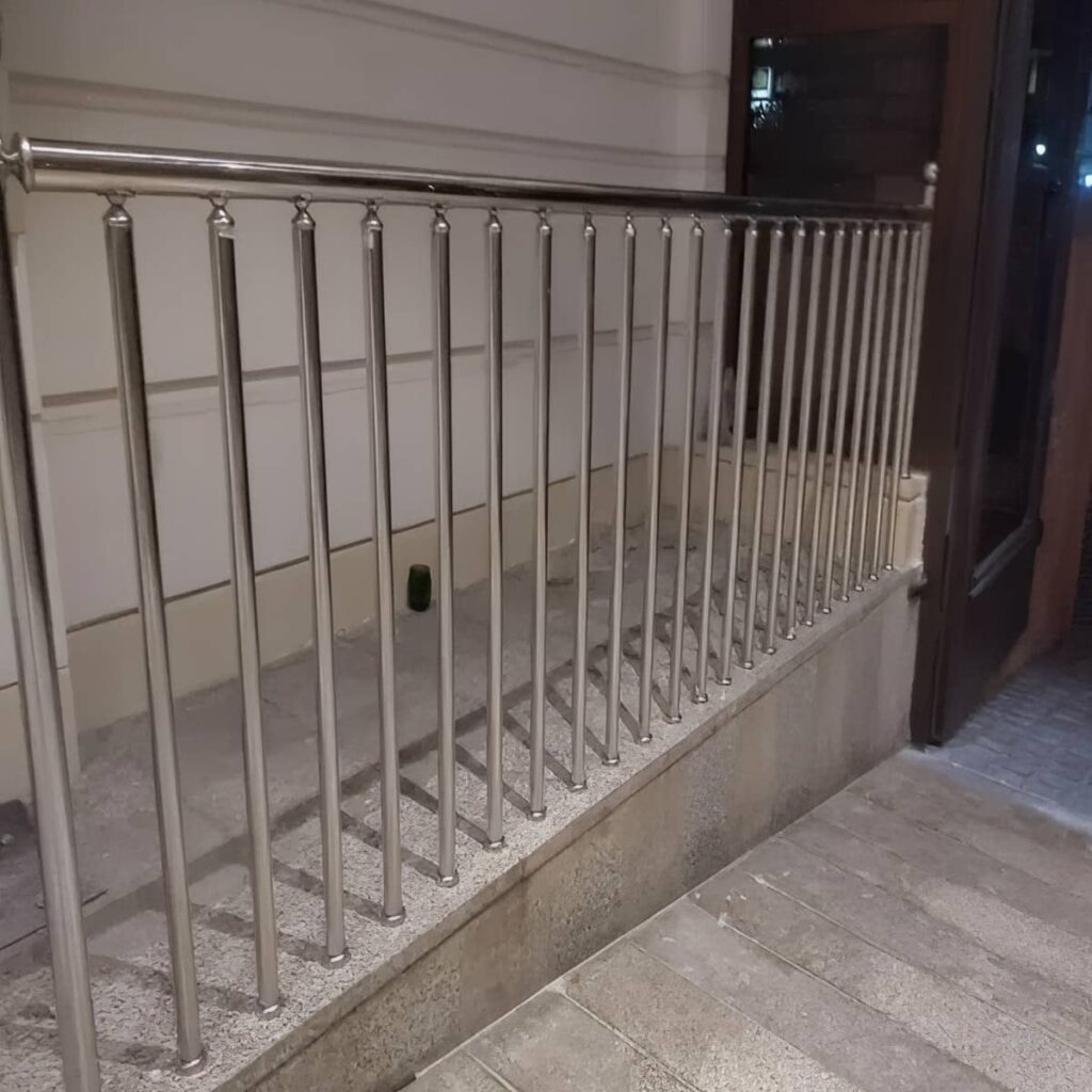 نرده چوبی با رنگ طبیعی