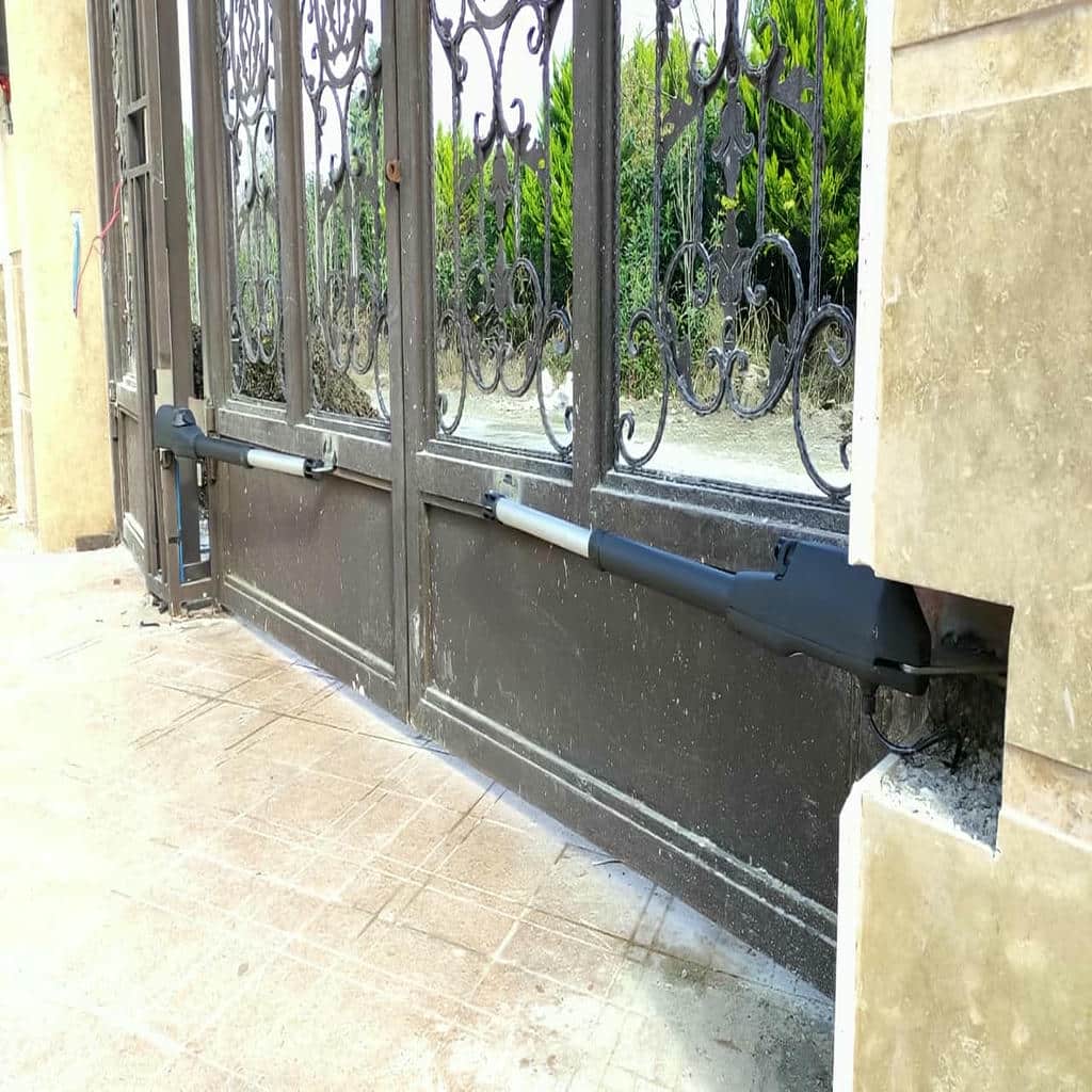 جک پارکینگی در ورودی ساختمان جک پارکینگی در ورودی ساختمان