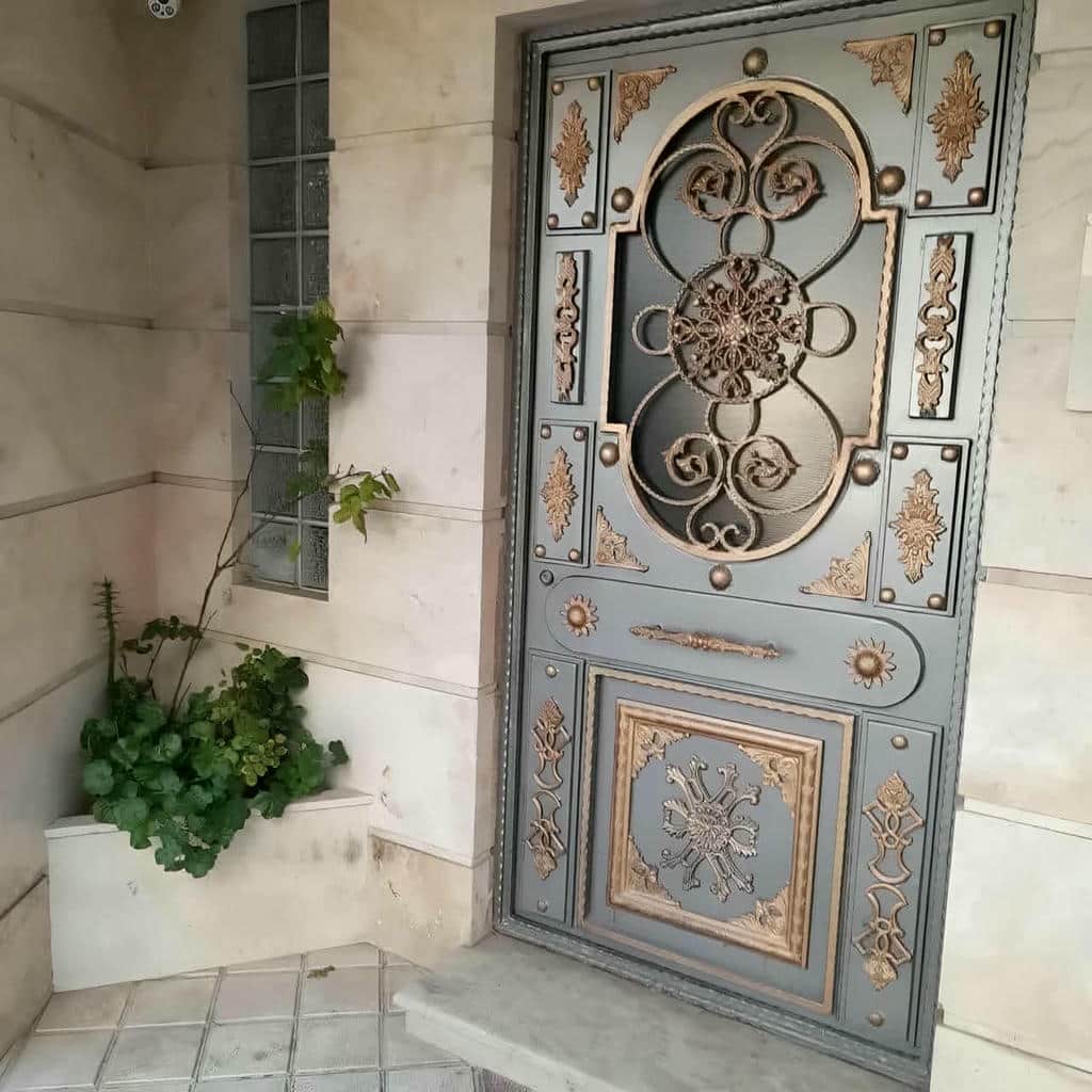درب لاکچری حیاط با طراحی خاص
