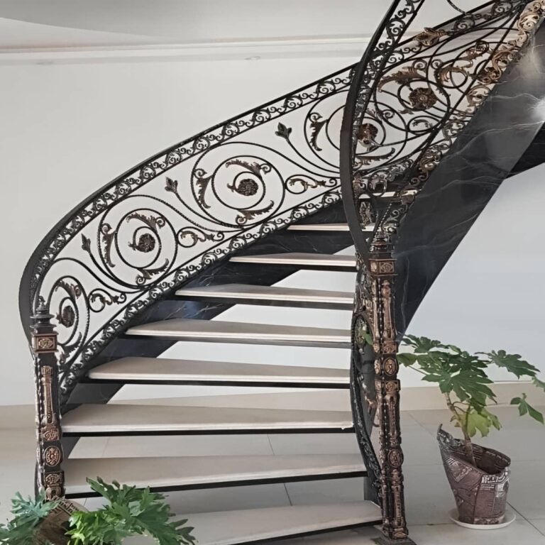 نرده فرفورژه بالکن با طرح کلاسیک نرده فرفورژه بالکن با طرح کلاسیک