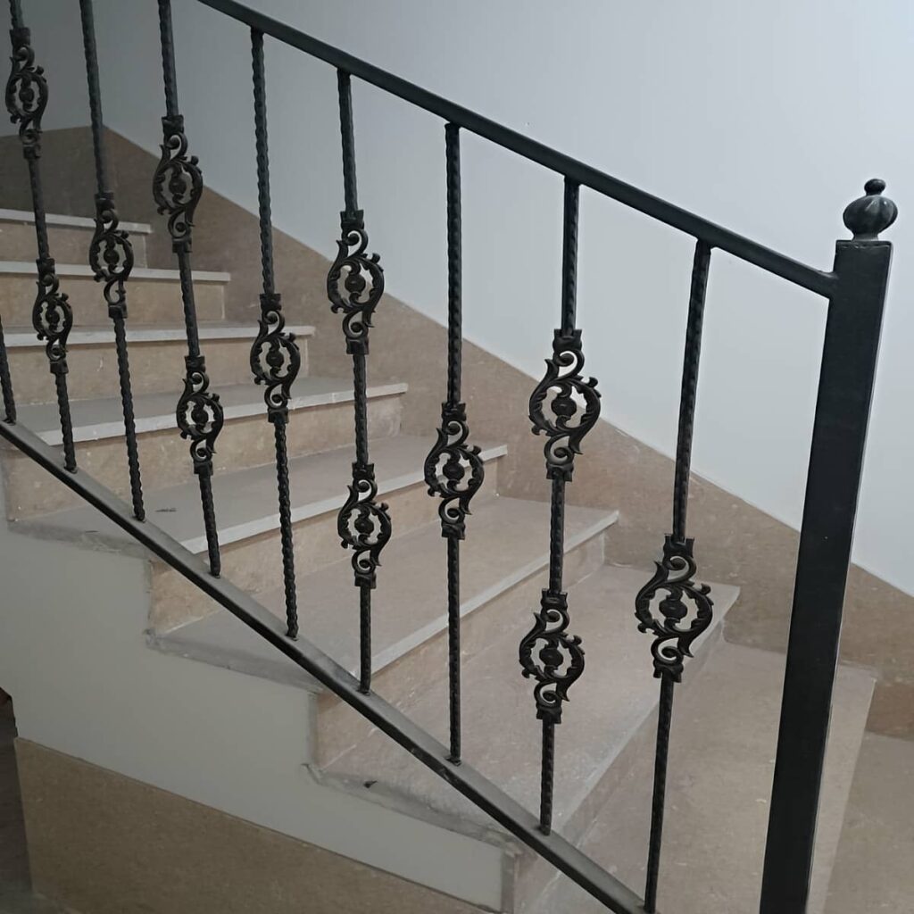 نرده پله با جزئیات تزئینی