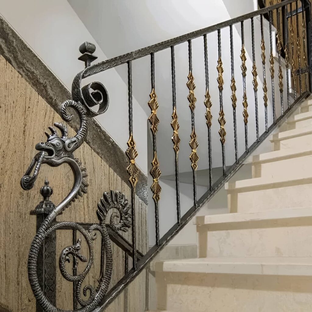 حفاظ راه پله فرفورژه کلاسیک
