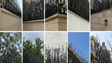 نرده آهنی روی دیوار فلزی باریک