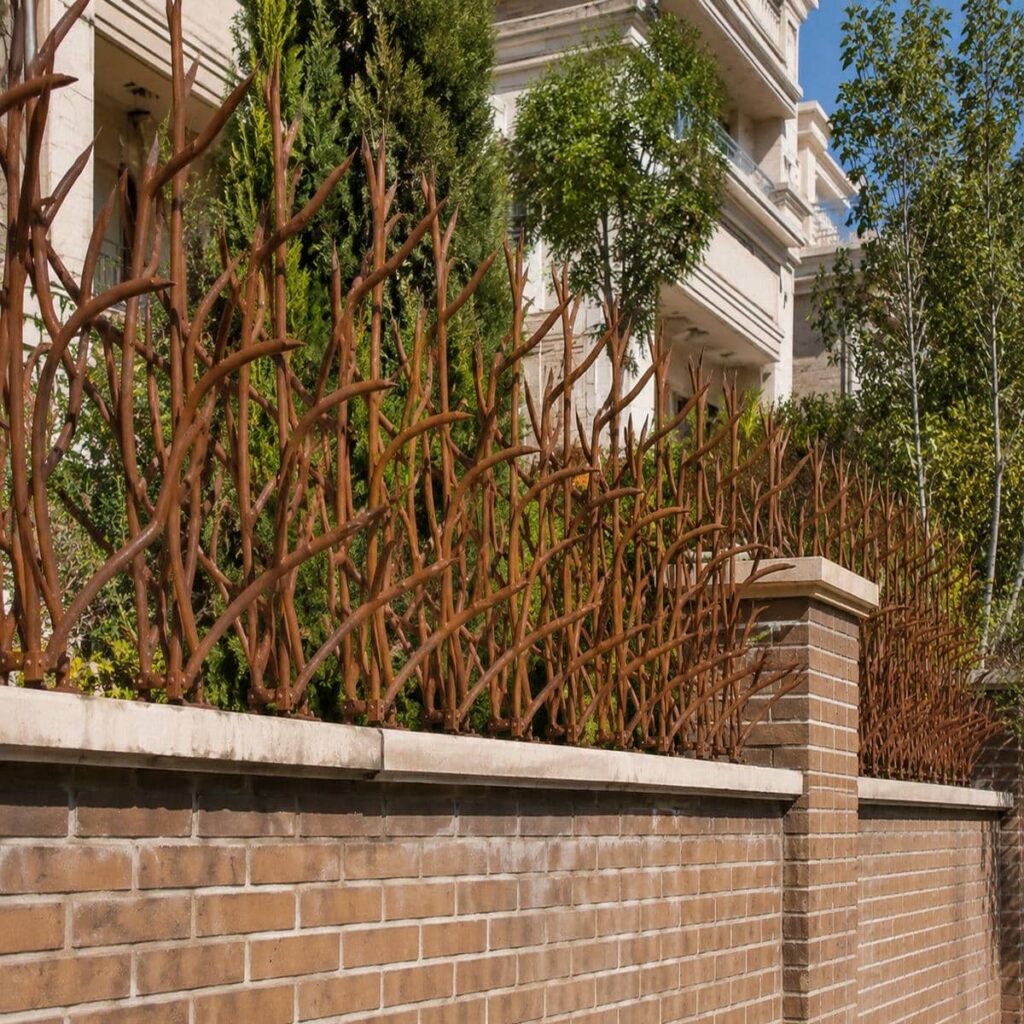 نرده روی دیوار فلزی نما