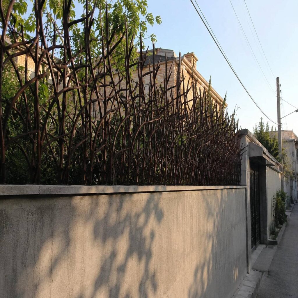 حفاظ شاخ گوزنی فلزی روی دیوار
