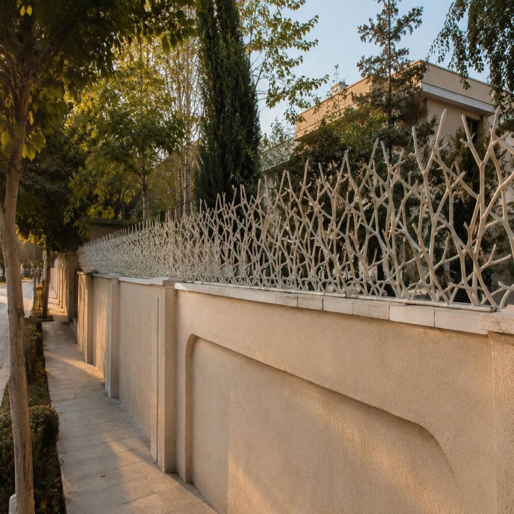 حفاظ روی دیوار حیاط فلزی مقاوم
