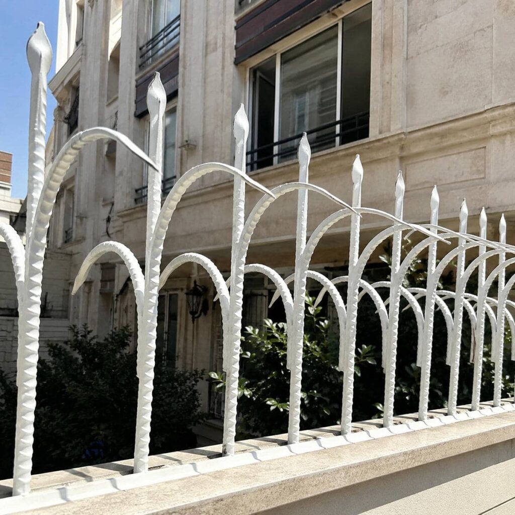 حفاظ سرنیزه ای روی دیوار ساختمان