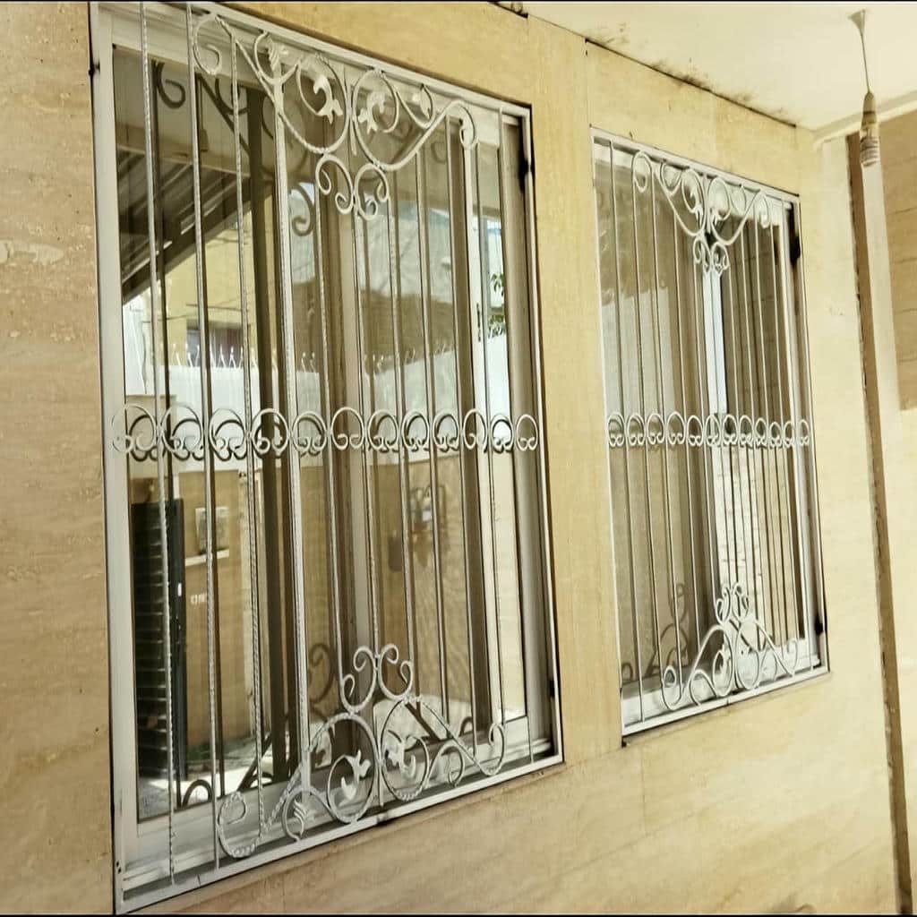 بازدید کارشناس از لبه دهانه پنجره نوساز بازدید کارشناس از لبه دهانه پنجره نوساز