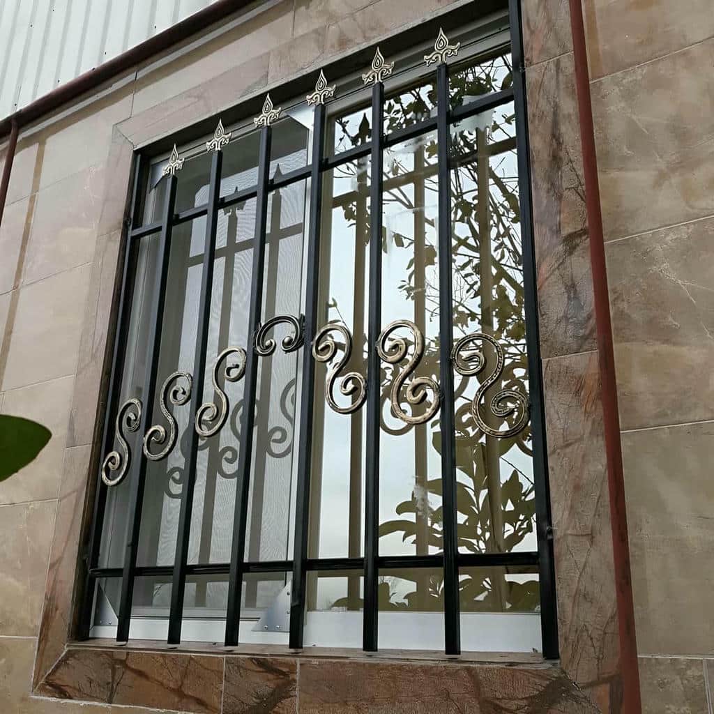 بررسی مسیر خودرو باری در کوچه باریک زنجان