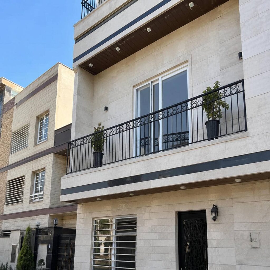 جان پناه آهنی خاکستری کنار آبروی سنگی