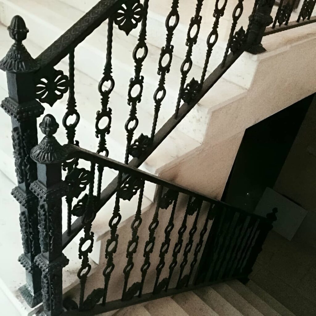 جزئیات گل فلزی برجسته روی حفاظ مشکی