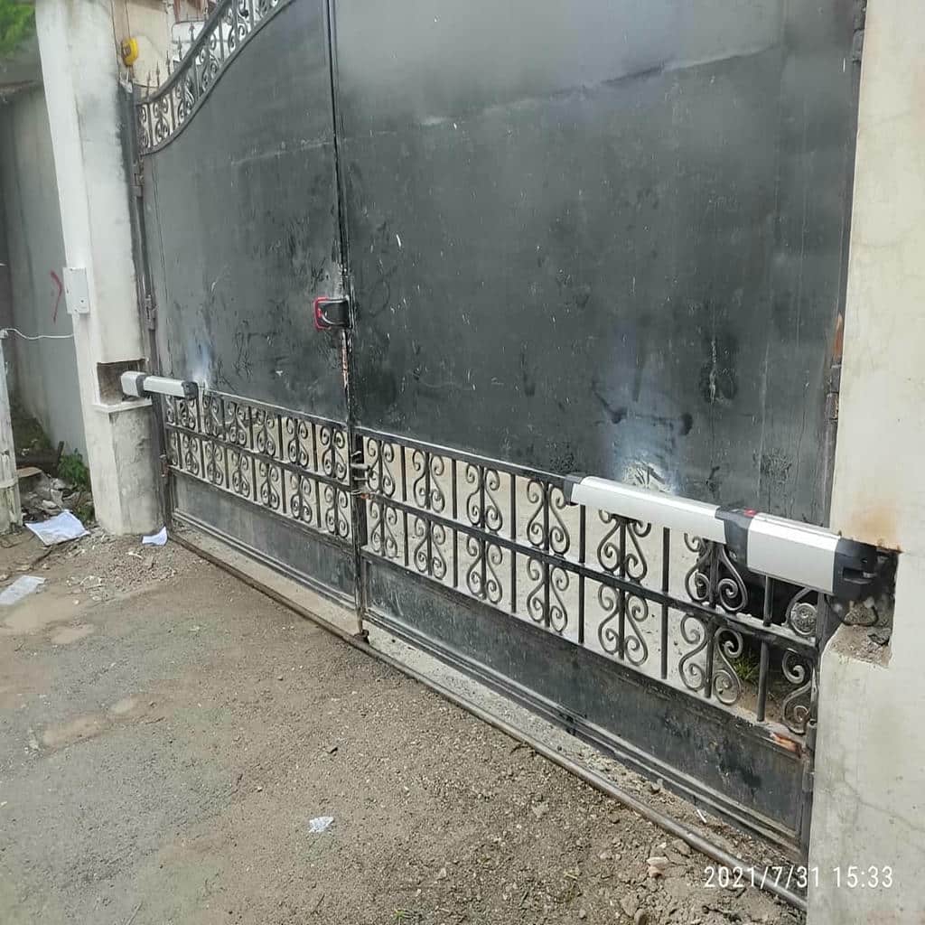 جعبه کنترل در سایه دیوار نمای روشن