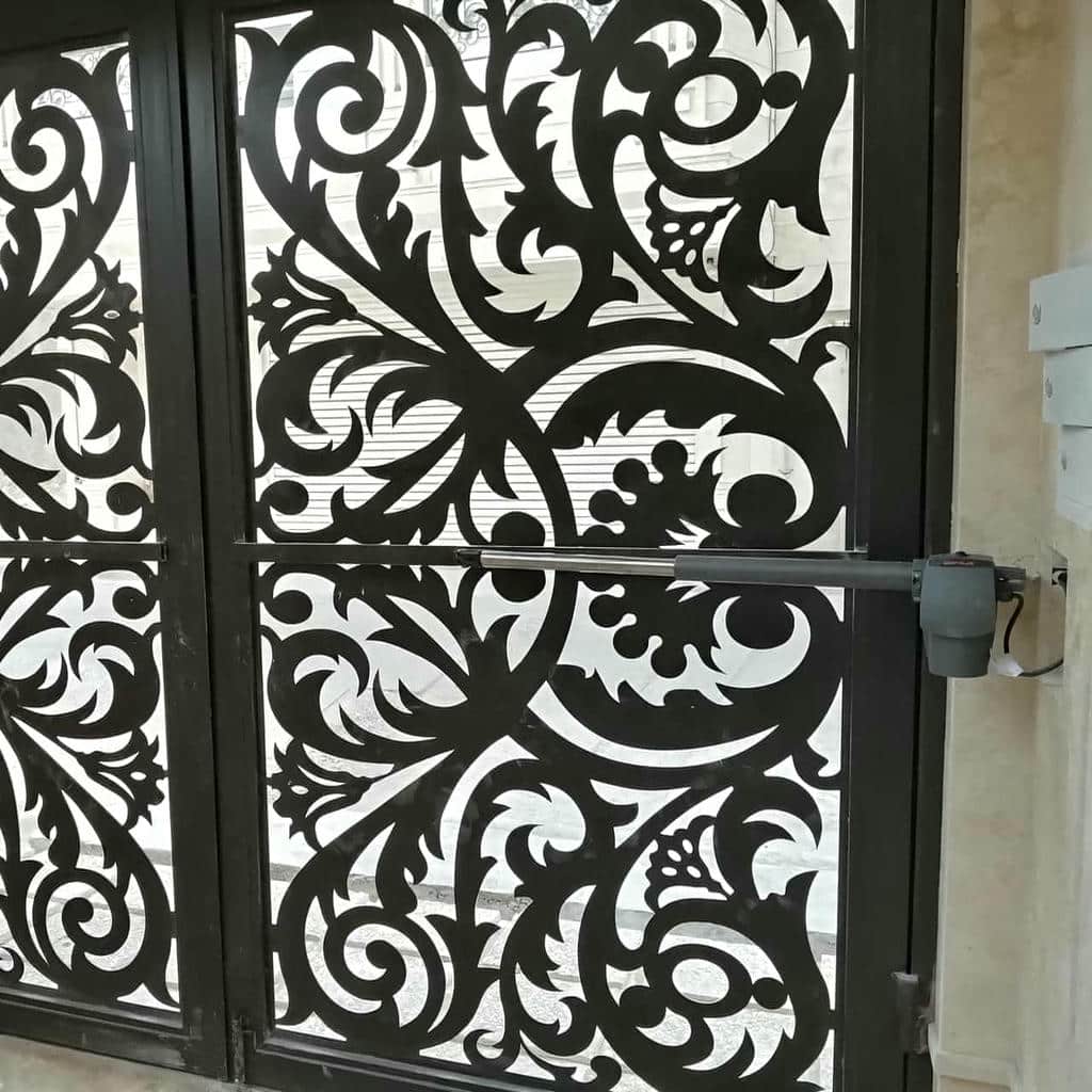 جک درب پارکینگ خارجی روی لنگه مشکی