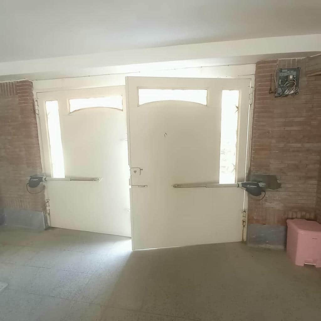 جک درب پارکینگ روی ورودی باغ ارومیه