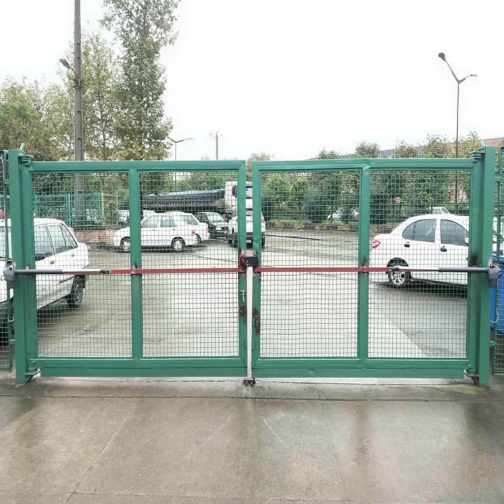 جک درب پارکینگ متصل به دروازه مشبک مشکی جک درب پارکینگ متصل به دروازه مشبک مشکی