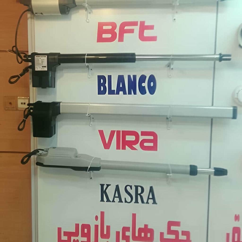 جک درب پارکینگ نصب شده پشت لنگه مشکی