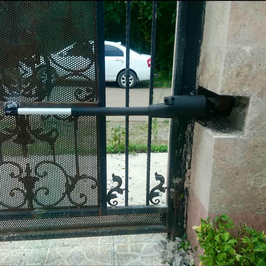 جک پارکینگی نقره‌ای پشت دروازه سفید دولنگه