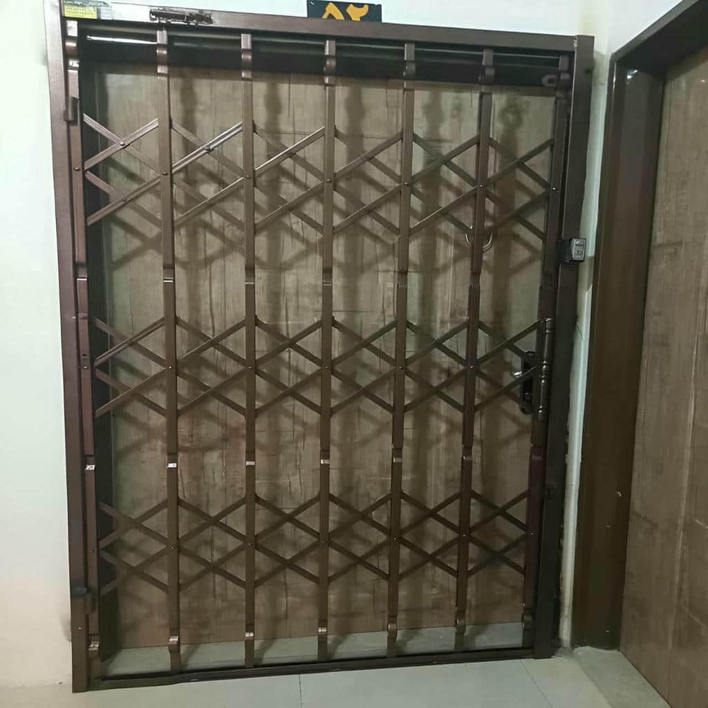حفاظ درب آکاردئونی خاکستری روی دهانه عریض کرمان
