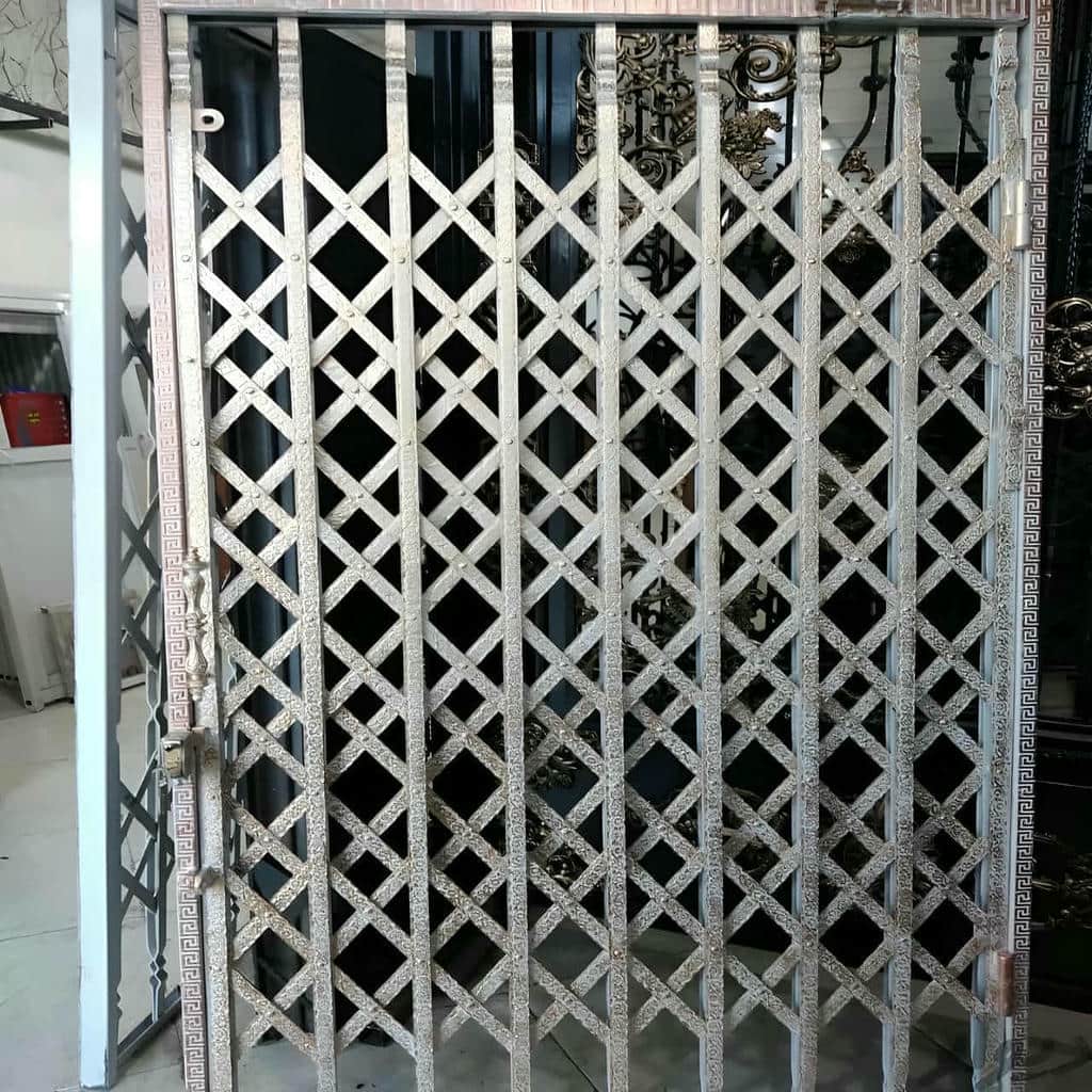 حفاظ درب آکاردئونی خاکستری مقابل آپارتمان استان آذربایجان غربی