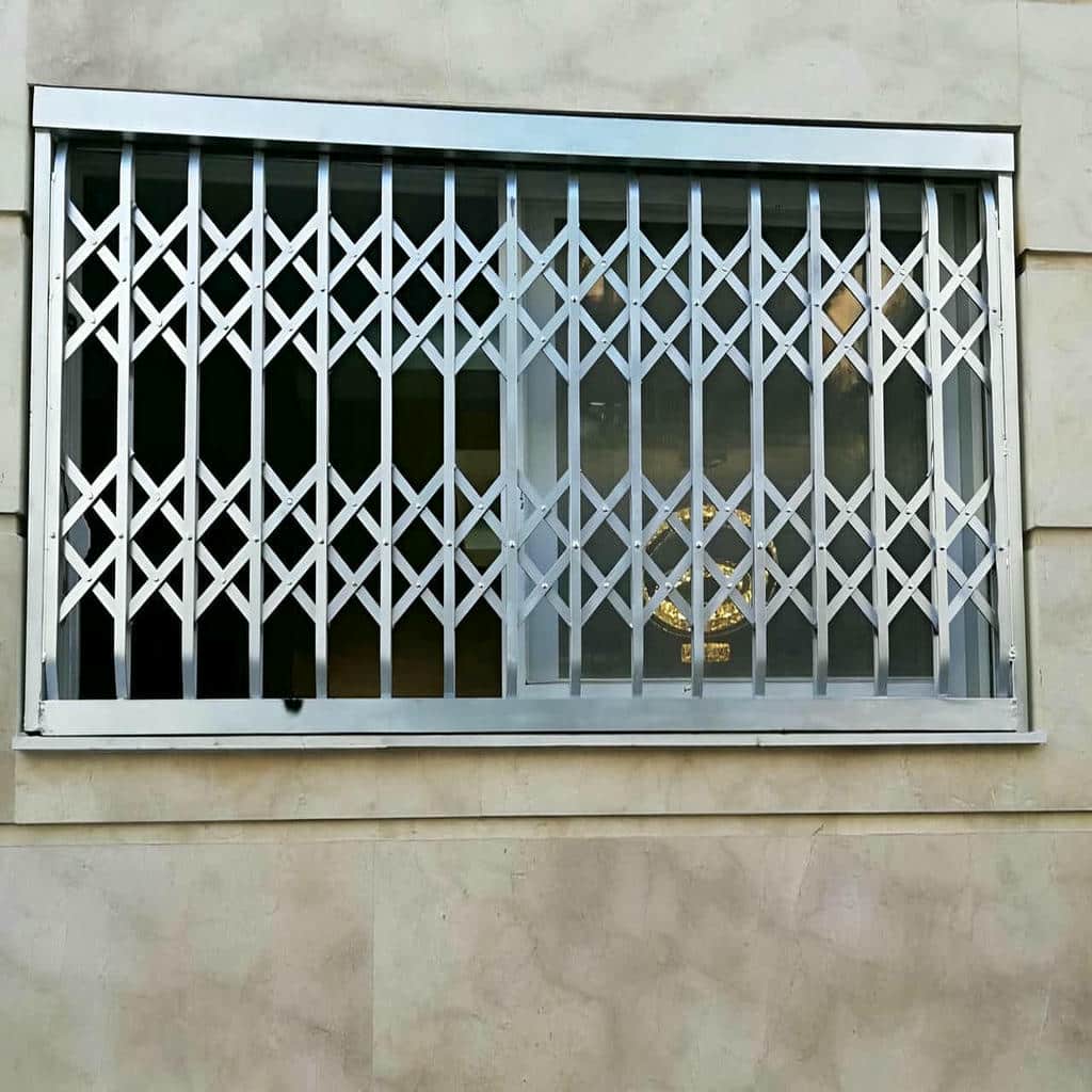 حفاظ درب آکاردئونی سفید در پاگرد باریک استان سیستان و بلوچستان