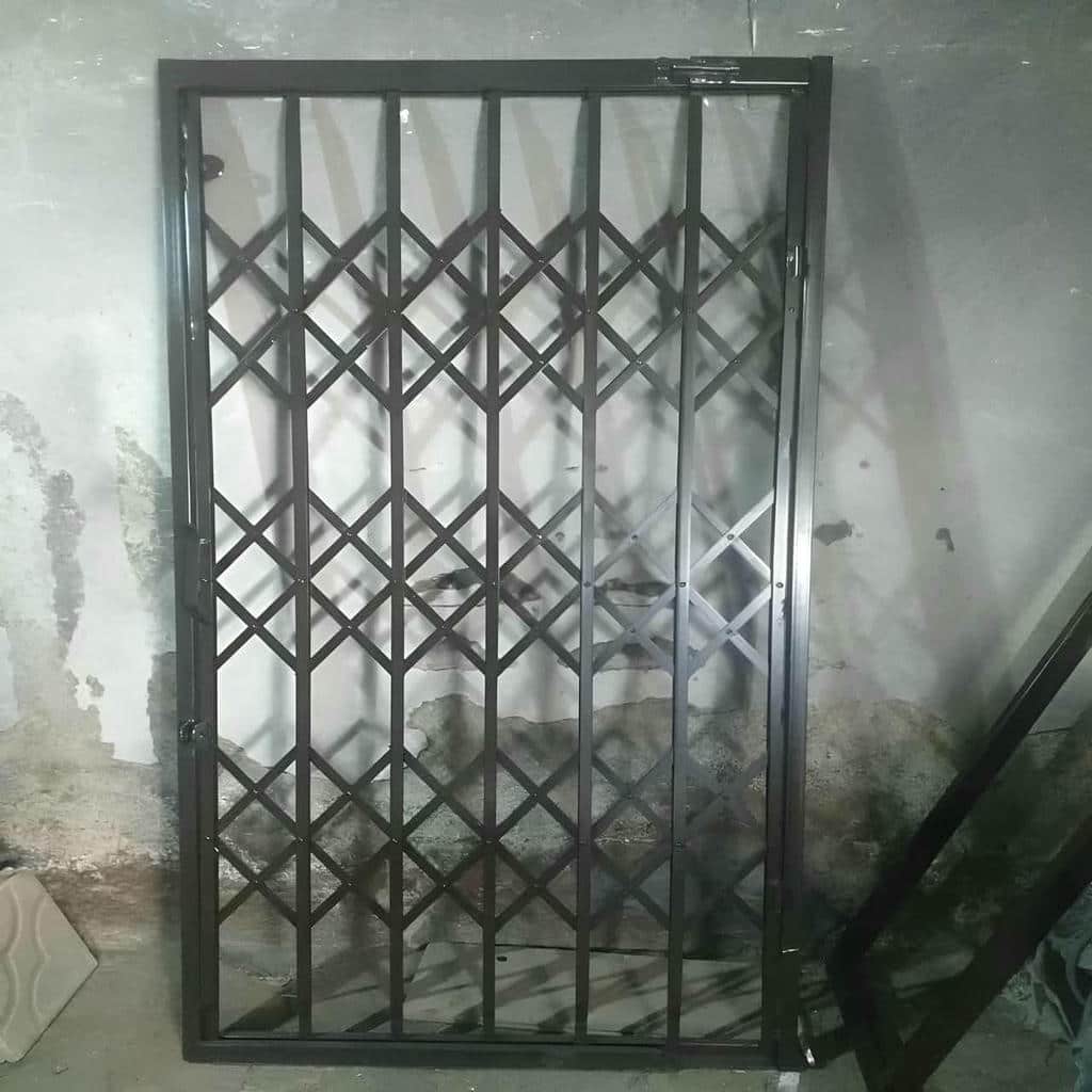 حفاظ درب آکاردئونی سفید ورودی خانه استان آذربایجان غربی حفاظ درب آکاردئونی سفید ورودی خانه استان آذربایجان غربی