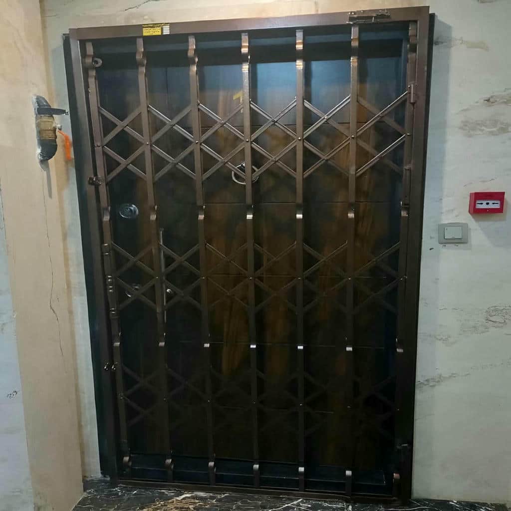 حفاظ درب آکاردئونی سفید کنار درب واحد مسکونی حفاظ درب آکاردئونی سفید کنار درب واحد مسکونی