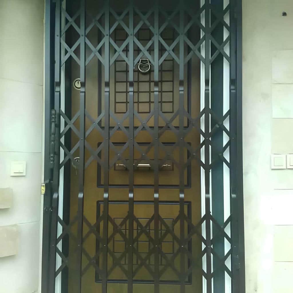 حفاظ درب آکاردئونی قهوه‌ای هماهنگ با درب واحد