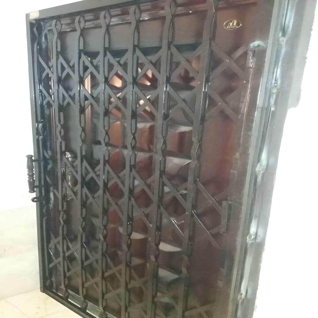 حفاظ درب آکاردئونی مشکی روی ورودی مسکونی استان خراسان جنوبی