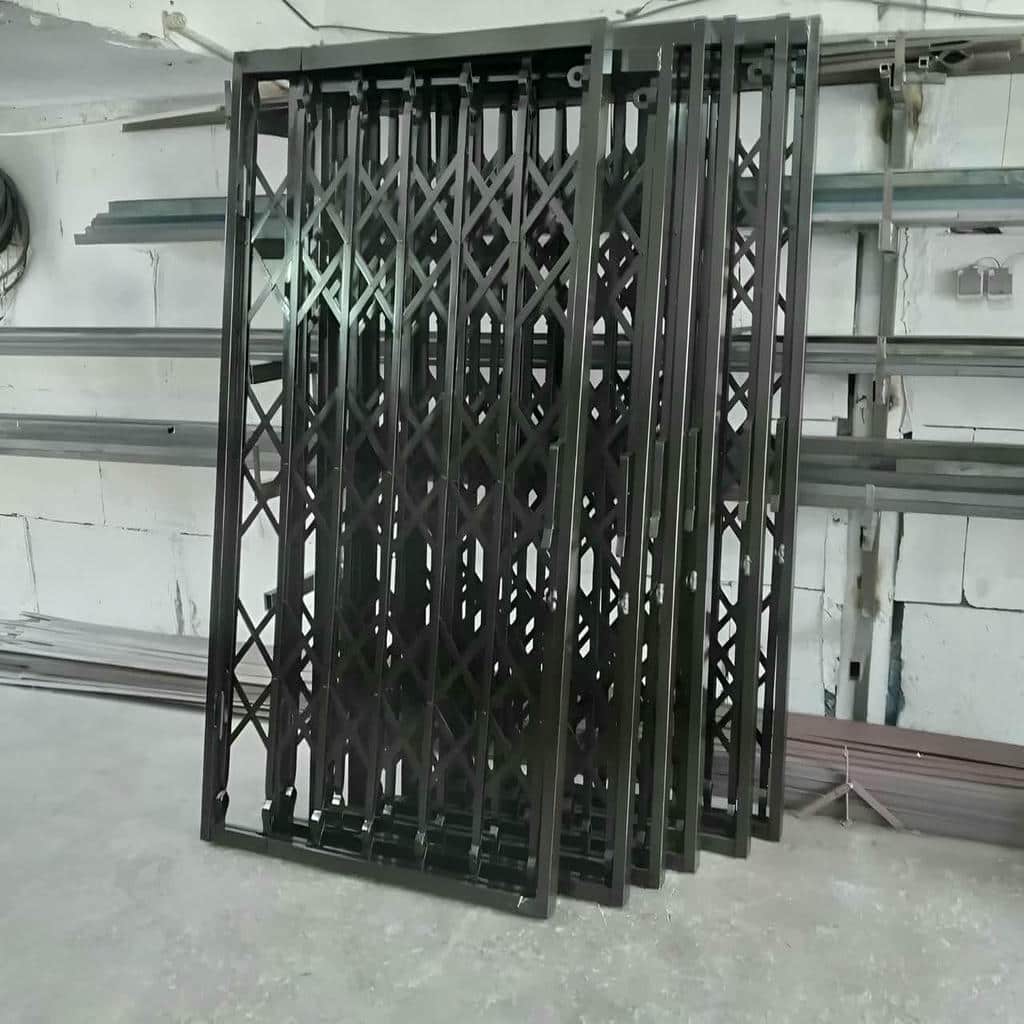 حفاظ درب آکاردئونی مشکی روی ورودی مسکونی زاهدان