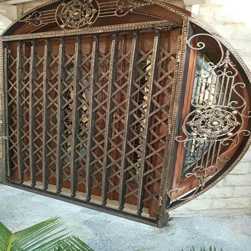 حفاظ درب آکاردئونی مشکی مقابل ورودی مرمری یاسوج