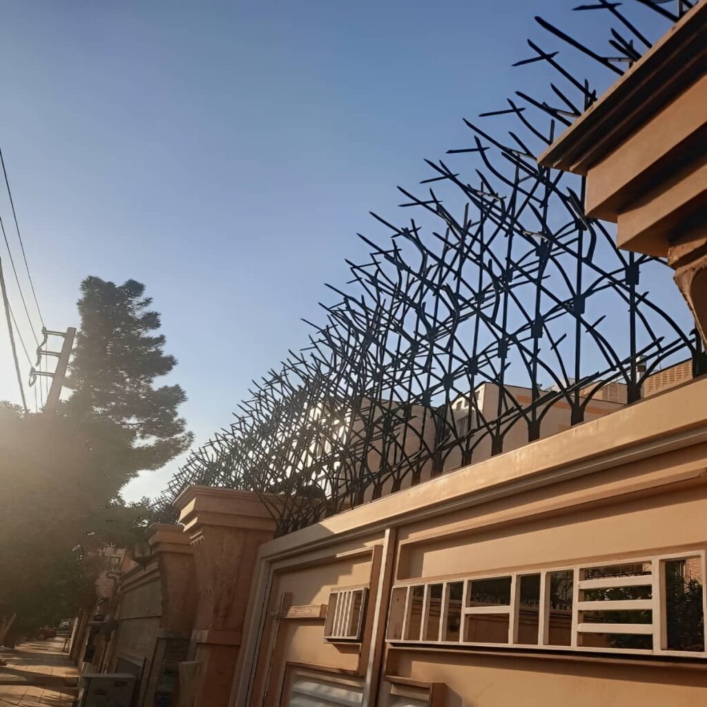 حفاظ دیوار بر روی لبه پلکانی باغ