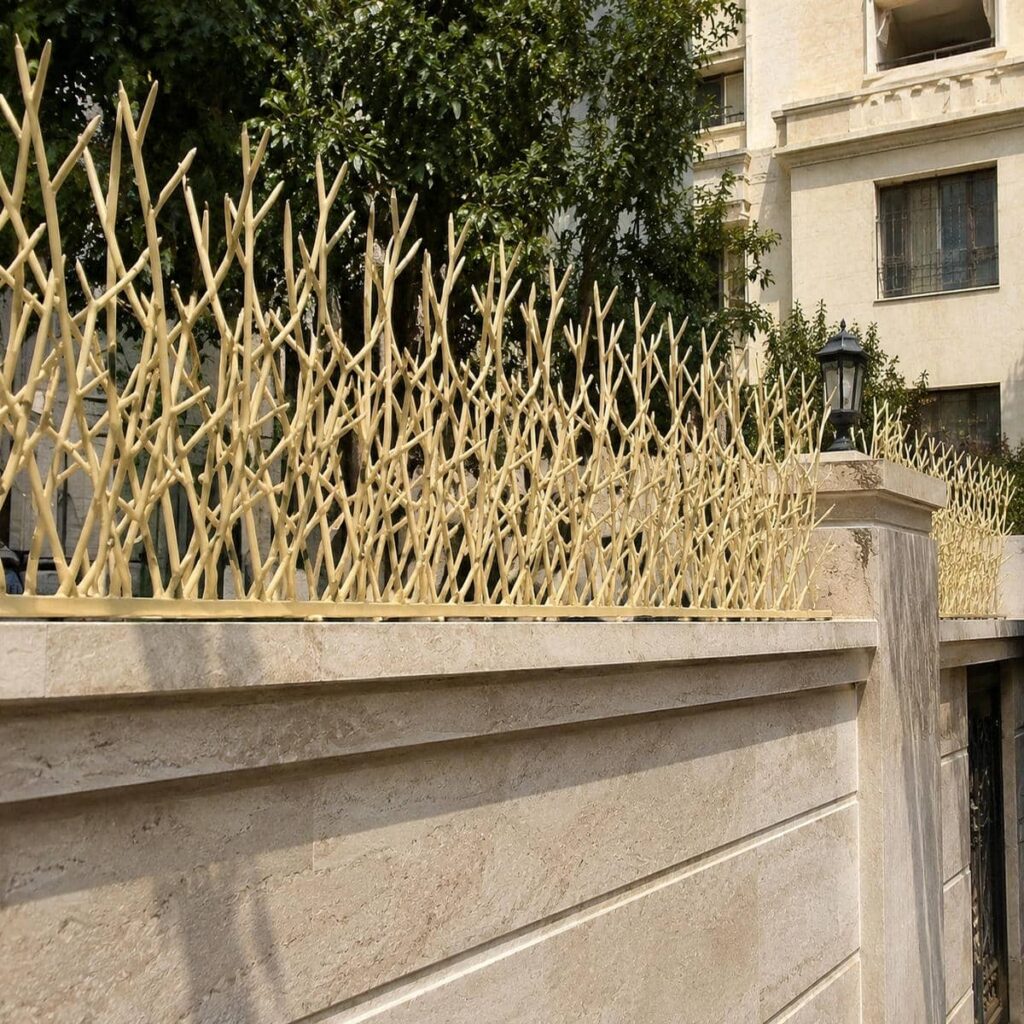 حفاظ دیوار تیره روی حصار باغ استان کرمان