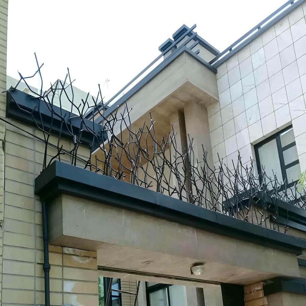 حفاظ دیوار خاکستری بالای دیوار ساختمان اداری