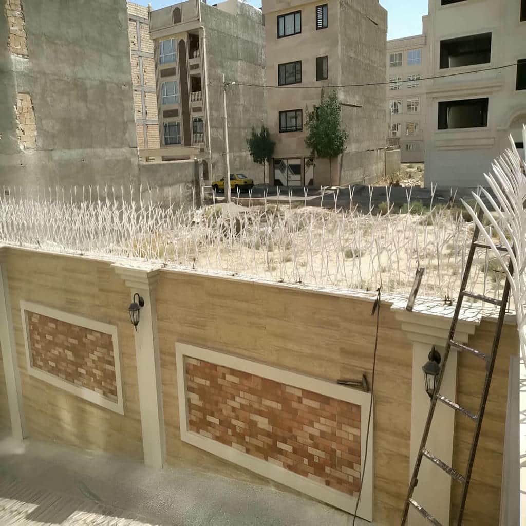 حفاظ دیوار زغالی کنار نمای آجری استان اردبیل