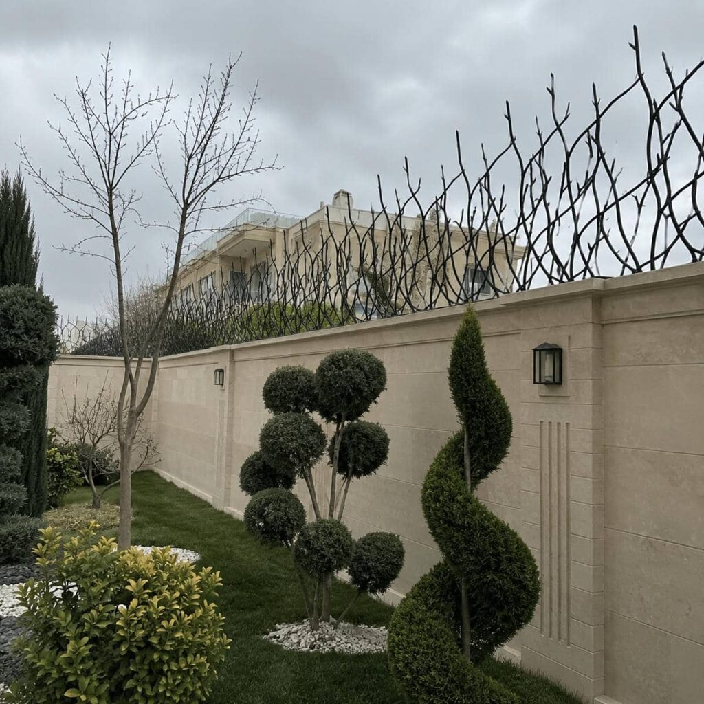 حفاظ دیوار شاخ گوزنی روی تاج آجری باغ